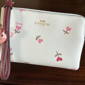 NEW Heart Floral Print COACH CORNER ZIP WRISLET! Limited edition!